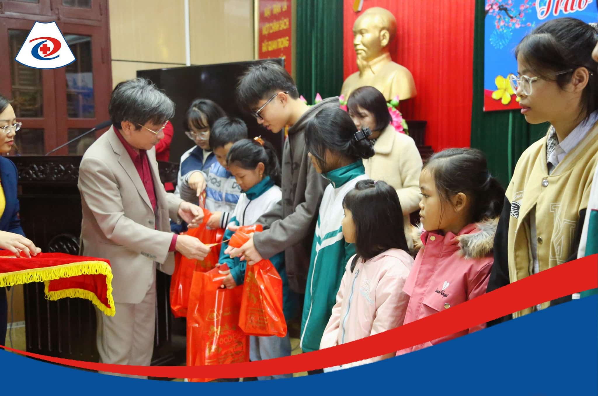 Chủ tịch Công ty CP Y Dược Đình Cự - Bác sĩ Phạm Văn Kháng trao quà và chia sẻ yêu thương cho các em nhỏ mổ côi huyện Hải Hậu - Xuân Quý Mão 2023 Chủ tịch Công ty CP Y Dược Đình Cự - Bác sĩ Phạm Văn Kháng trao quà và chia sẻ yêu thương cho các em nhỏ mổ côi huyện Hải Hậu - Xuân Quý Mão 2023